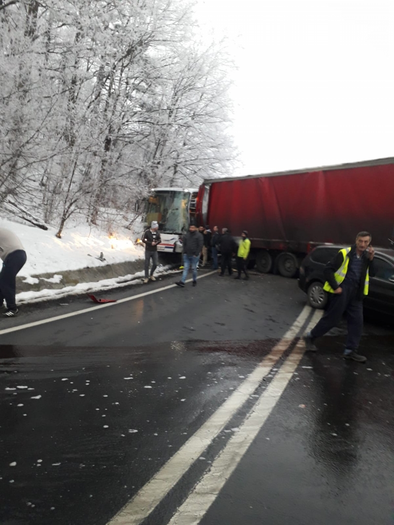 Trafic Blocat Pe Dn K Ntre Sibiu I R Mnicu V Lcea Patru Persoane Au