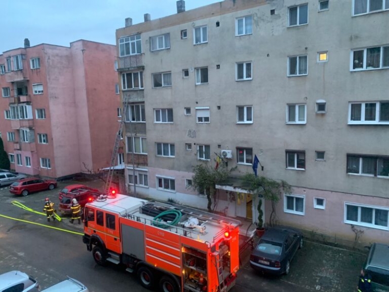 Incendiu într un bloc din Ploiești Un bărbat de 85 de ani a suferit