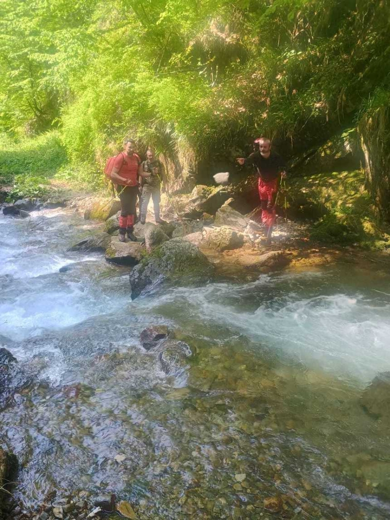 Ucrainenii căutaţi în Munţii Maramureşului găsiţi pe o stâncă de unde