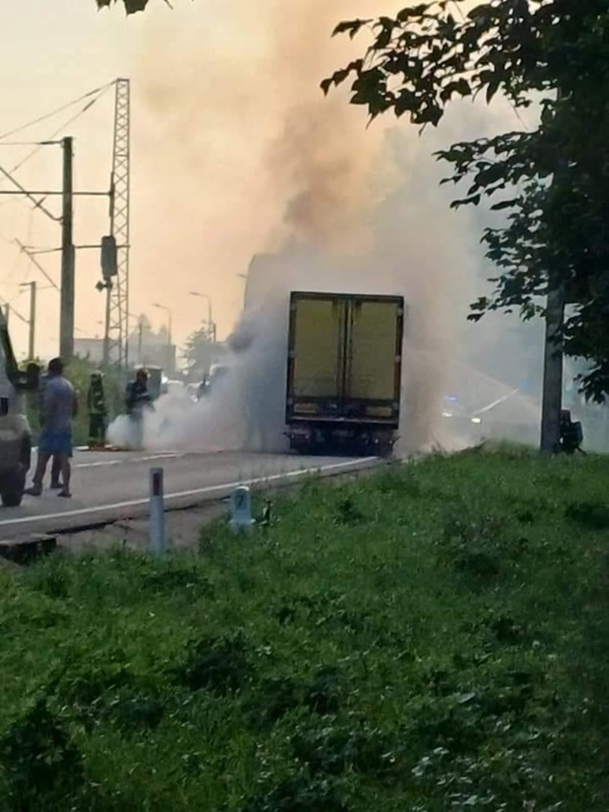 Un Tir Care Transporta B Uturi R Coritoare A Luat Foc Pe Dn