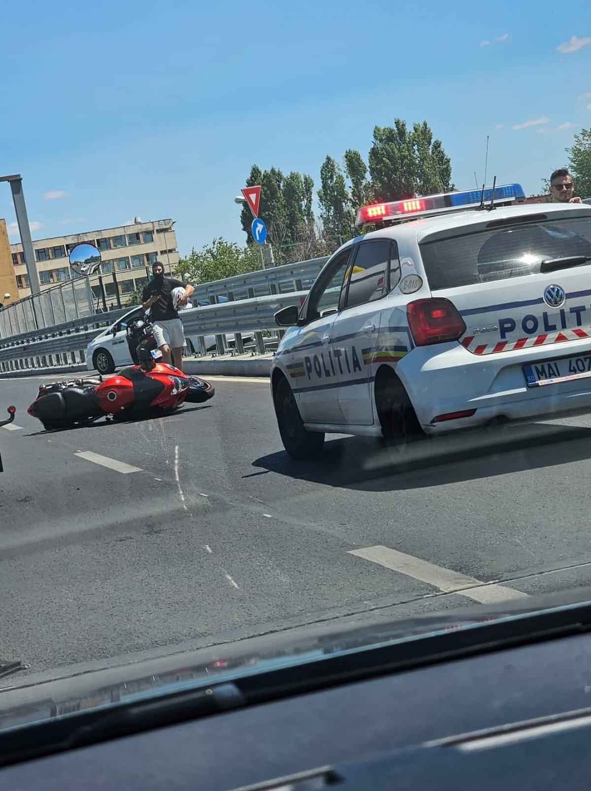 Un motociclist a murit lovit de o mașină pe un drum național din Prahova