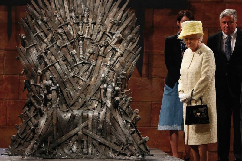 Queen-Elizabeth-looks-at-the-Iron-Throne-game-of-thrones