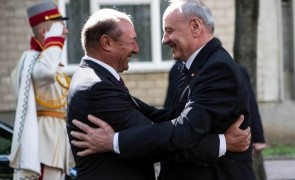 Basescu-Timofti-imbratisati-Chisinau