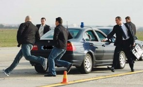 Un grup de ofiteri ai Serviciului de Protectie si Paza (SPP), participa la exercitiu de pregatire pentru asigurarea secutatii summit-ului NATO, pe o pista de pe Aeroportul Baneasa, in Bucuresti
