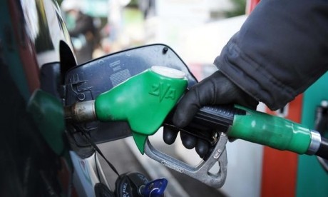 În criză profundă, Ucraina ridică restricțiile privind prețurile carburanților: oamenii nu mai au combustibil