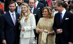 A.A.L.L.R.R. Marele Duce de Luxemburg și Marea Ducesă (dreapta) si Marele Cuplu Ducal Mostenitor (stanga)
