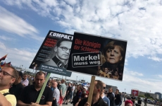 Merkel pleaca protest