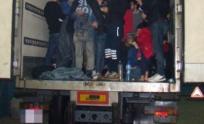refugiati la granita romaniei in camion
