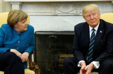 Trump dont shake Merkel
