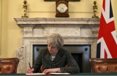 Theresa May semnează Brexit