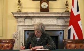 Theresa May semnează Brexit