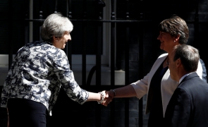Theresa May si Arlene Foster