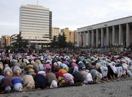 Radicalizare în sud-estul Asiei - Pedepse cu închisoarea pentru bărbații musulmani care lipsesc de la rugăciunea de vineri