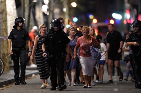 Mișcări de trupe la Barcelona: Polițiștii caută încă un suspect în urma atacurilor teroriste