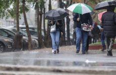 ploaie umbrele oameni pe strada