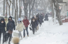 oameni pe strada iarna frig viscol