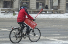iarna bicicleta lopata frig viscol