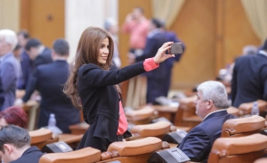Andreea Cosma selfie parlament