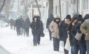 oameni pe strada iarna frig viscol 