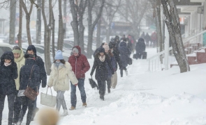 oameni pe strada iarna frig viscol