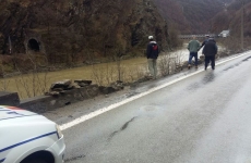 accident Vâlcea masina cazuta în Olt
