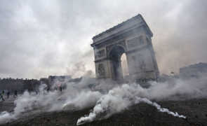 arcul de triumf paris proteste franta violente
