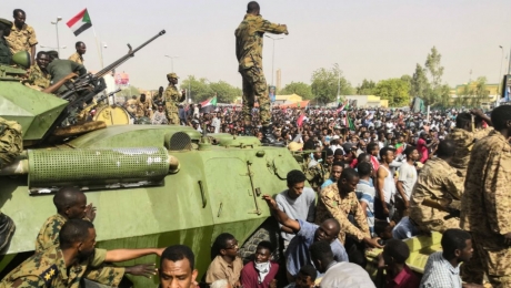 Sudanul riscă să alunece în război civil. Populația a fost îndemnată să se înarmeze