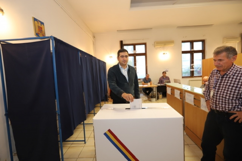 Viceprimarul PNL Dan Cristian Popescu vot pe întuneric pentru