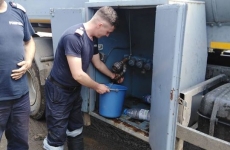 Pompierii hunedoreni distribuie apă potabilă pentru 60 de familii din localităţile din comuna Vaţa de Jos care au fost inundate