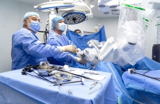Dr. Bogdan Marțian, șeful Secției Chirurgie Generală din Spitalul Clinic Sanador, și Dr. Eugen Mihăilă în timpul unei intervenții efectuate cu sistemul robotic da Vinci Xi