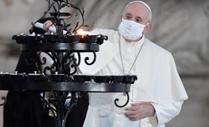 Papa Francisc masca