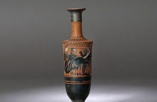 Lekythos - vas din ceramică pentru ulei parfumat, posibil folosit în ritualul nupțial, ilustrând pe Apollo într-un car tras de lei, lupi și mistreți, Grecia clasică, cca. 2500 ani vechime