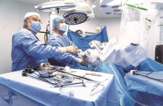 Dr. Bogdan Marțian în cadrul unei intervenții de chirurgie robotică