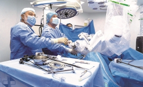 Dr. Bogdan Marțian în cadrul unei intervenții de chirurgie robotică