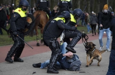 politia olandeza protest olanda
