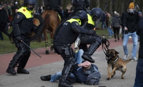 politia olandeza protest olanda