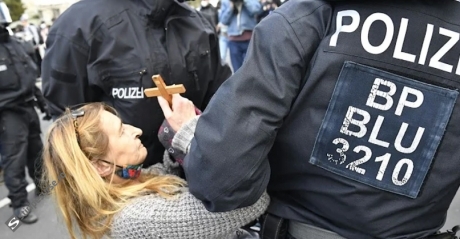 LIVE VIDEO IMAGINI CUMPLITE din Berlin: Forțele de ordine rup în bătaie protestatarii anti-restricții - 'Pace, libertate, fără dictatură!'
