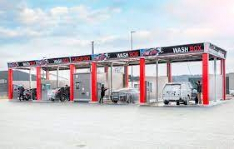 Acoperișul unei spălătorii auto a fost luat de vânt și a căzut peste un foișor
