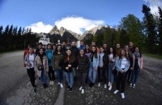 Studenți oameni munte biserica multime tineret Mănăstirea Caraiman
