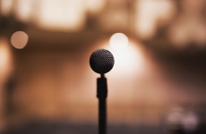 discurs public microfon