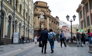 Rusia oameni strada cladiri turisti