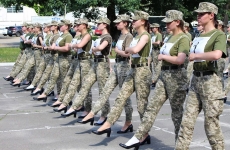 ucraina femei armata tocuri