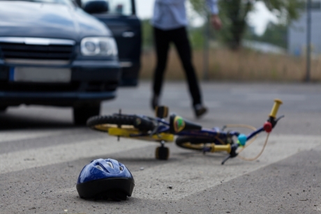 Tânără de 17 ani, lovită de mașină în timp ce mergea cu bicicleta