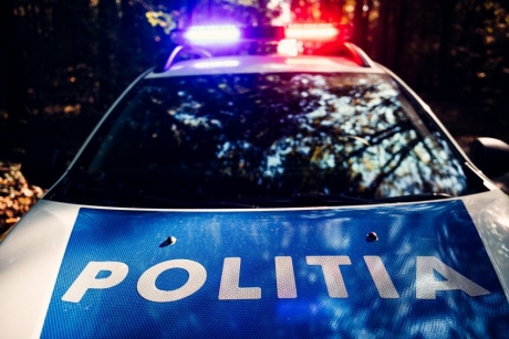 Şofer cercetat pentru ultraj, după ce a lovit cu maşina un agent de poliţie care îl oprise în trafic: Autospeciala Ministerului de Interne a fost implicată