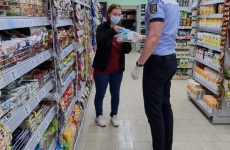 control masca covid politie femeie magazin