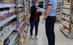 control masca covid politie femeie magazin