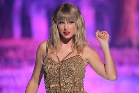 Video| Taylor Swift a primit o diplomă onorifică din partea Universităţii New York. Ce sfaturi le-a dat artista absolvenților