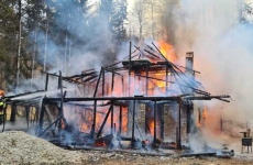 incendiu flacari cabana Bughea de Sus