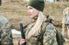 femeie soldat ucraina