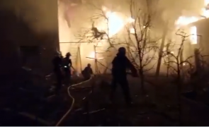 pompieri bombardament cladire incendiu ucraina jitomir